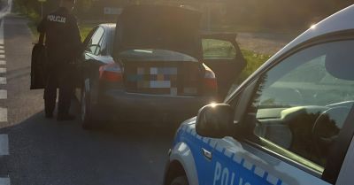 Jechał nietrzeźwy i miał przy sobie narkotyki, zatrzymali go łascy policjanci